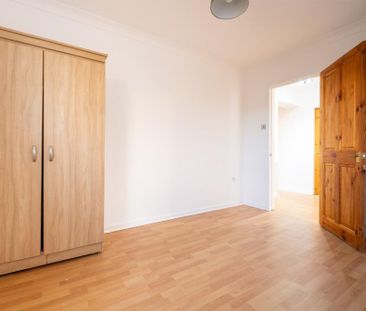 3 bedroom flat to rent - Photo 4