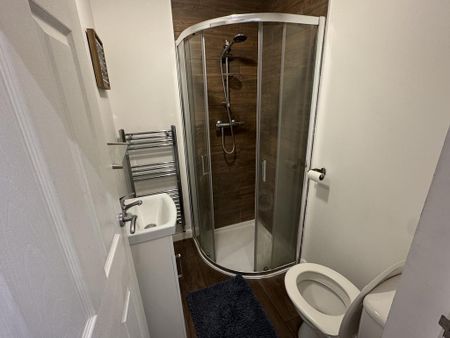 1 bedroom in a house share to rent - Photo 3