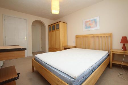 3 bedroom flat to rent - Photo 4