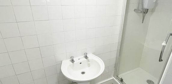 Studio Flat, Pavilion Parade, Brighton - Photo 2