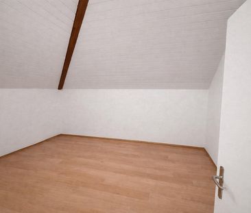 Charmante 2.5 Zimmer Dachwohnung mit Cheminée & Balkon zu vermieten - Photo 4