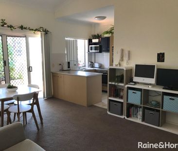 Spacious Two-Bedroom Unit in the Heart of Toowong - Photo 6
