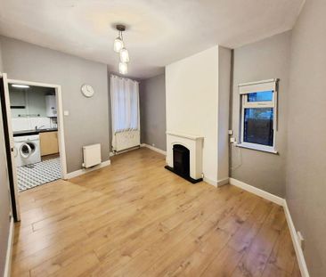 2 bedroom end of terrace house to rent - Photo 4