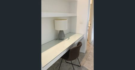 Spacious FULLY FURNISHED residence in the heart of Brighton - Photo 2