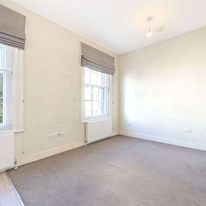 Brilliant studio room with shared bathroom facilities in the heart of South Kensington. - Photo 1
