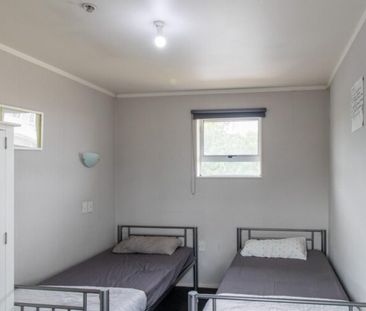 Tidy bedroom in shared housing! - Photo 2