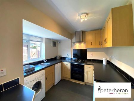 2 bedroom terraced house to rent - Photo 2