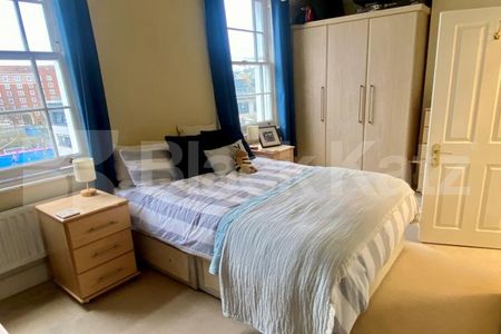 Spacious top floor four bedroom flat in beautiful Victorian building - Photo 3