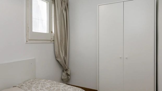 Room in a shared 4-bedroom apartment for rent in Collblanc, bills included - Photo 1