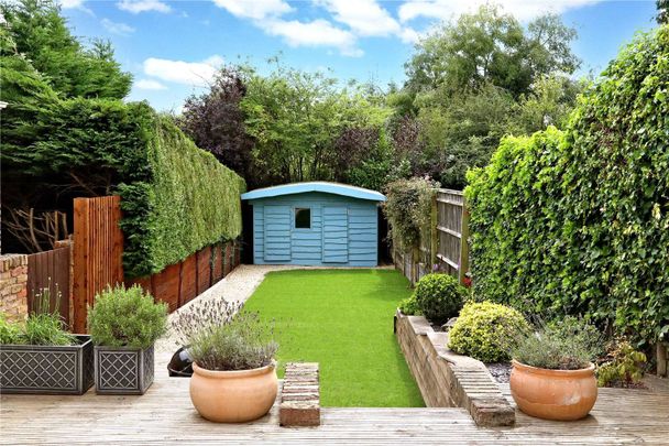 Delightful period cottage with south facing garden in this sought after Chilterns village, overlooking open fields. - Photo 1