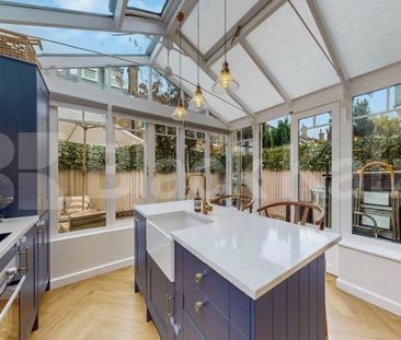 Stylish & contemporary maisonette flooded with natural light - Photo 4