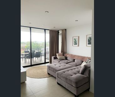 Fully Furnished Prime Location 2 Bedroom Apartment in Stones Corner - Photo 2