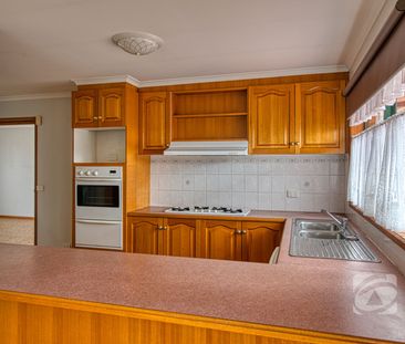 FAMILY HOME IN CRANBOURNE NORTH - Photo 6