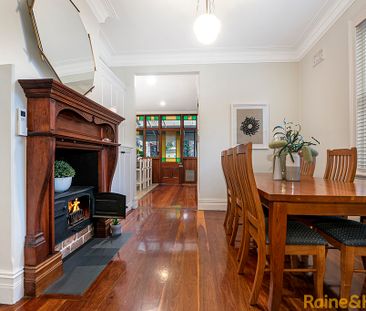 CONVIENTLY LOCATED FAMILY HOME - Photo 5