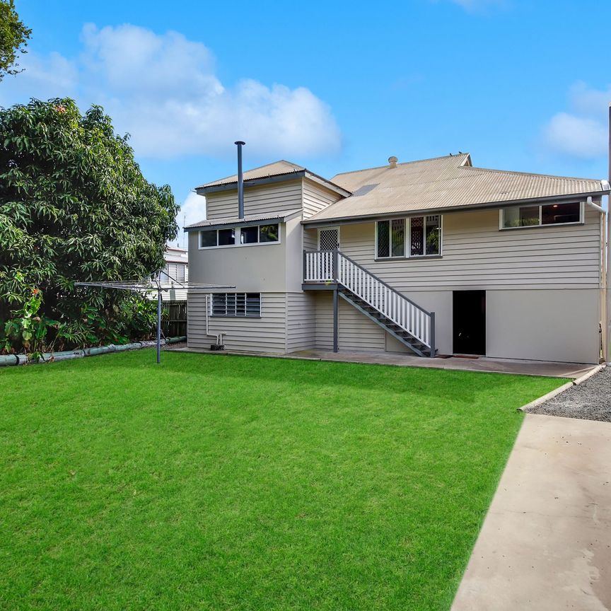 Beautiful 3 Bedroom Queenslander Close to Town - Photo 1