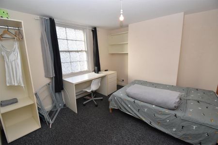 3 bedroom flat to rent - Photo 4
