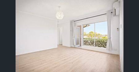 Stylish Two-Bedroom Apartment with Balcony in the Heart of Mascot - Photo 2