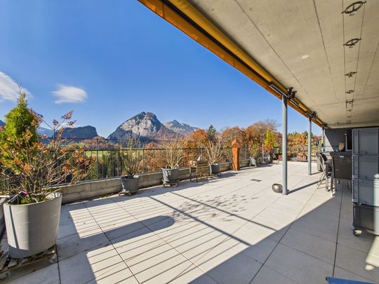 Helle, moderne 4.5-Zimmer-Wohnung mit einzigartiger Terrasse und Panorama-Aussicht in Spiez - Foto 1