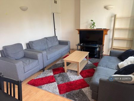 4 bedroom flat to rent - Photo 2