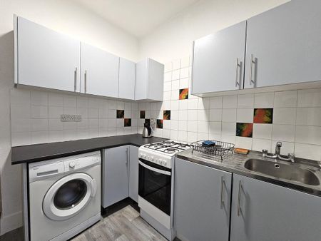 3 bedroom flat to rent - Photo 4