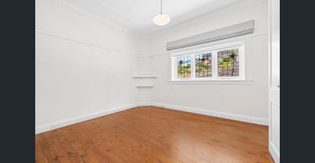 Convenient, spacious apartment in prime location - Photo 2