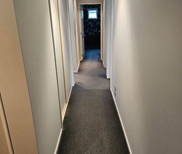 Spacious 4BR family haven with new ext - Photo 3