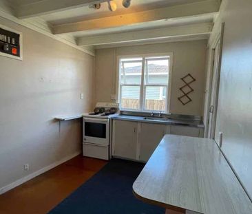 2 bedroom house (optional to rent a 2 bedroom sleepout) - Photo 3