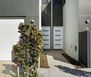 Upmarket Luxury Townhome with 3 Parking Spaces - Photo 3