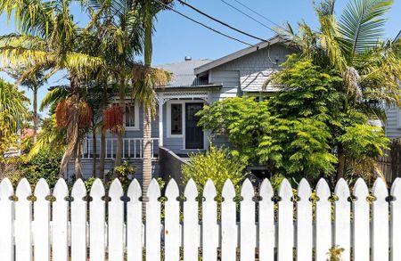 Charming Central Devonport 4/5 Bdrm Villa w/Garden - Photo 2