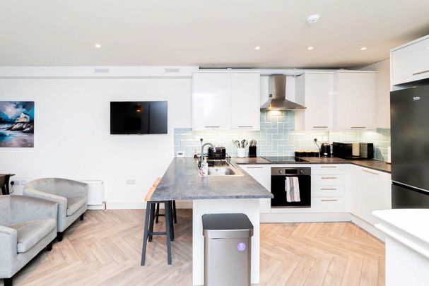 Avebury Avenue - Photo 1