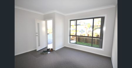 Spacious 4 bedroom large house for rent in Kellyville - Photo 4