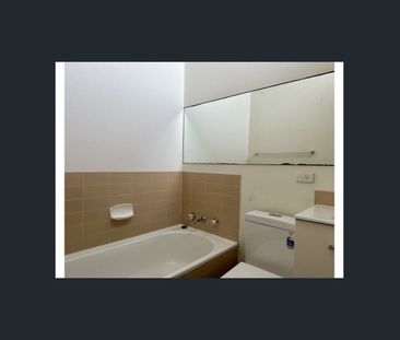 3 bedroom, 2.5 bathrooms, 2 garage spaces, courtyard - Photo 2