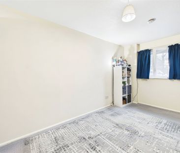 3 bedroom House in Nuthatch Drive, Reading - Photo 1