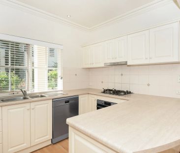 Modern Two-Storey Townhouse in a Secure, Quiet Group - Photo 5