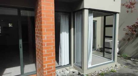 Private Townhouse in Convenient Merivale Location - Photo 2