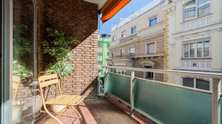 Room in a shared 6-bedroom apartment for rent in Argüelles - Photo 5