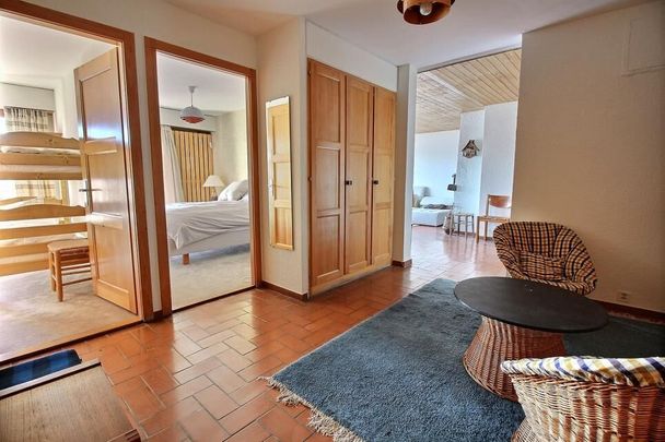 Appartement à louer à la semaine situé sur la place du village - Photo 1