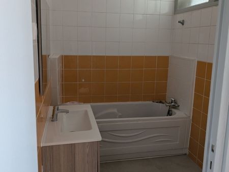 Location Appartement 3 pièces 79m² PONT D AIN 01160 - Photo 2