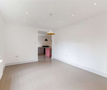 A beautifully modernised home that has been finished to a very high... - Photo 5