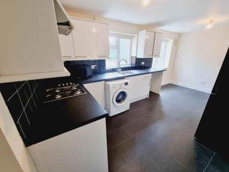 2 bedroom end of terrace house to rent - Photo 2