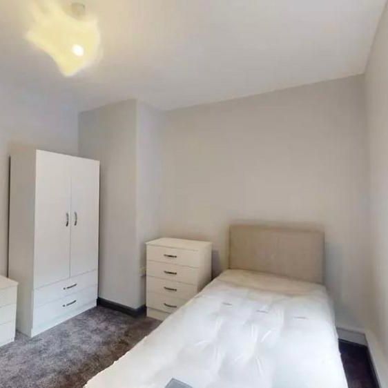 12 bedroom house share to rent - Photo 1