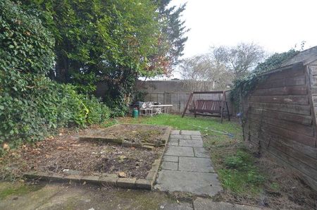 Westland Close, Stanwell, Staines-upon-thames, TW19 - Photo 3