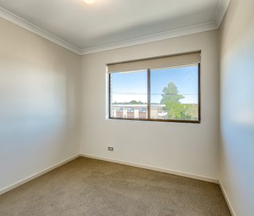 Spacious 3-bedroom Apartment With City Views - Photo 2