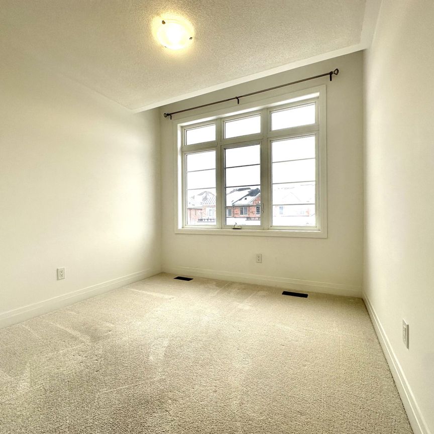 For Lease - 10 Richard Boyd Drive, East Gwillimbury, Ontario - Photo 1
