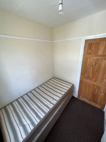 4 bedroom semi-detached house to rent - Photo 3