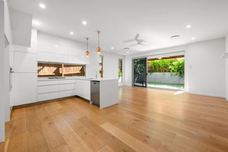 Stylish Townhouse in the Heart of Hawthorne - Photo 4