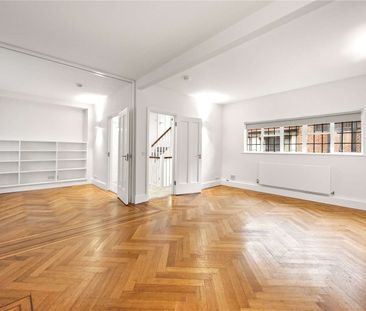 A generously proportioned mews house providing versatile living space. - Photo 6