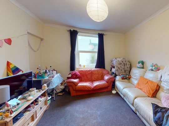 Flat to rent on - Photo 1