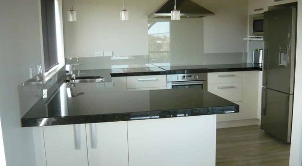 Great Location - Large Deck & View to Rangitoto! - Photo 1