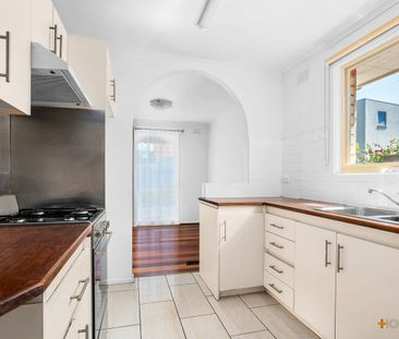 HIGHLY SOUGHT AFTER LOCATION | MINUTES FROM BEACH | SPACIOUS LIVING - Photo 4